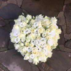 Grafwerk hartje witte roze