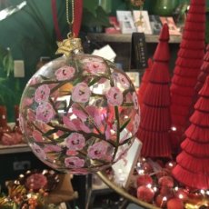 Ornament kerstbal met bloemen