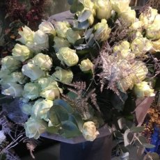 Winters xl boeket met witte rozen
